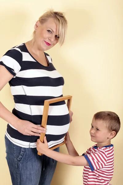 Mulher grávida brincando com o filho — Fotografia de Stock