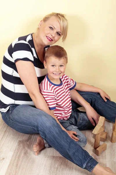 Pregnant woman playing with son — Stock Photo, Image