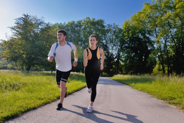 genç bir çift koşu