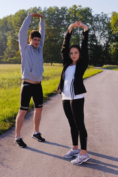 Jeune couple jogging — Photo