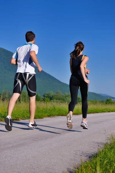 Jovem casal jogging — Fotografia de Stock