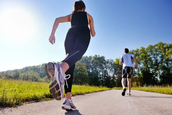 Giovane coppia jogging — Foto Stock