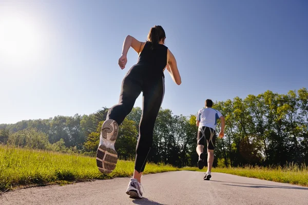 Junges Paar beim Joggen — Stockfoto