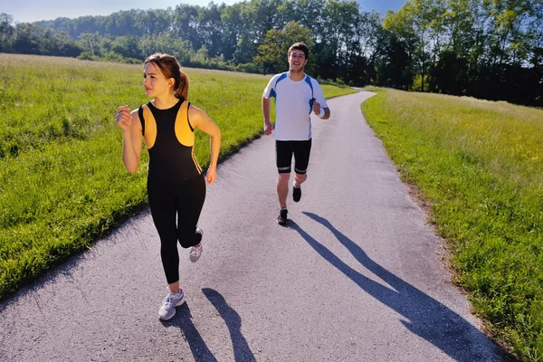 Jovem casal jogging — Fotografia de Stock