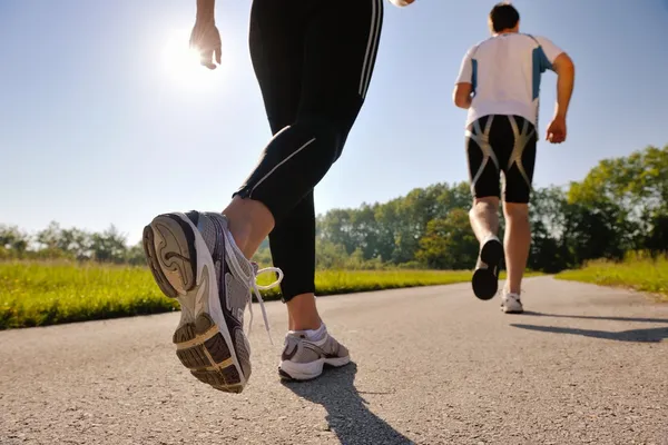 Giovane coppia jogging — Foto Stock