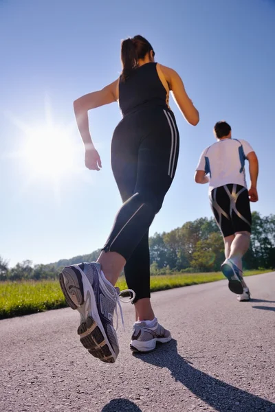 Giovane coppia jogging — Foto Stock