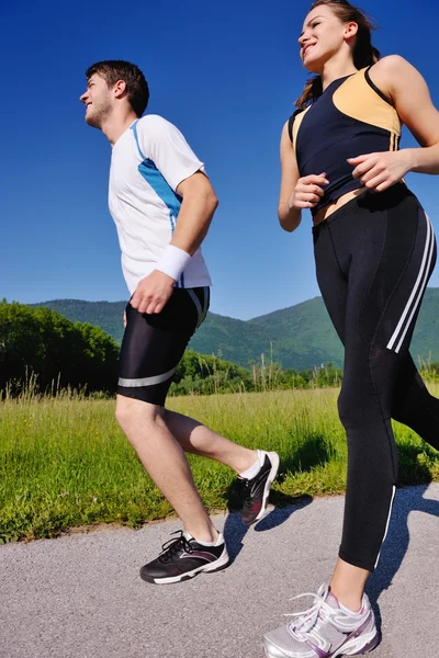 Jovem casal jogging — Fotografia de Stock