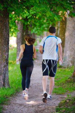 genç bir çift koşu