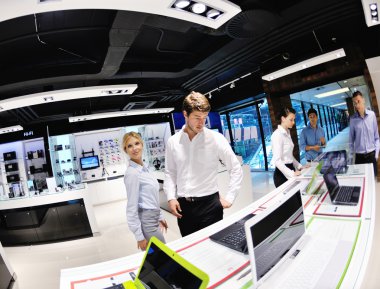 tüketici elektronik mağazasında genç Çift