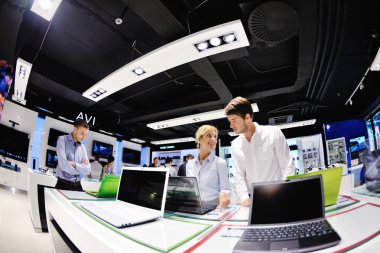 tüketici elektronik mağazasında genç Çift