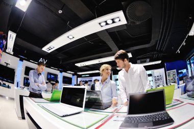 tüketici elektronik mağazasında genç Çift