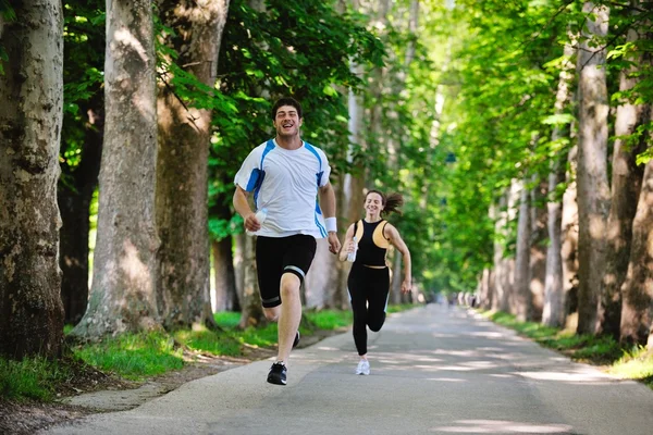 Jeune couple jogging — Photo