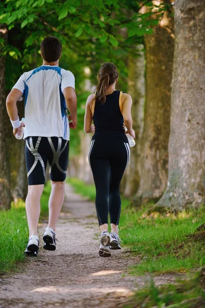 Jong koppel joggen — Stockfoto