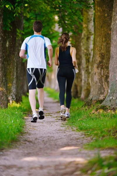 Jong koppel joggen — Stockfoto