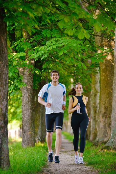 Jeune couple jogging — Photo
