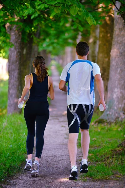 Junges Paar beim Joggen — Stockfoto