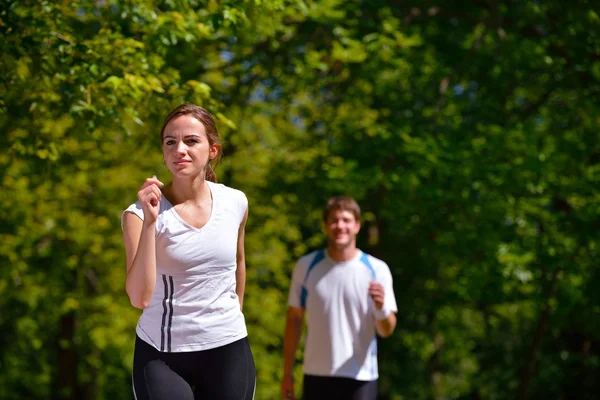 Ungt par jogging — Stockfoto