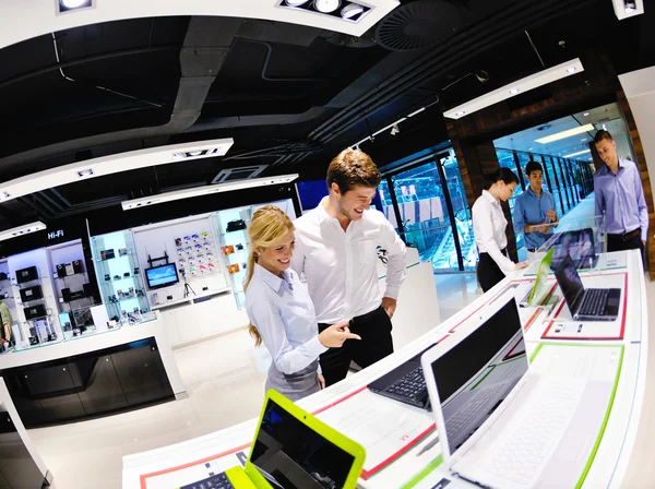 tüketici elektronik mağazasında genç Çift