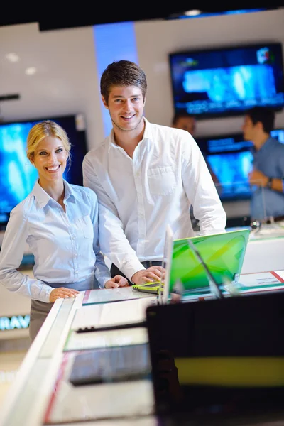 Ungt par i konsumenten elektronik butik — Stockfoto