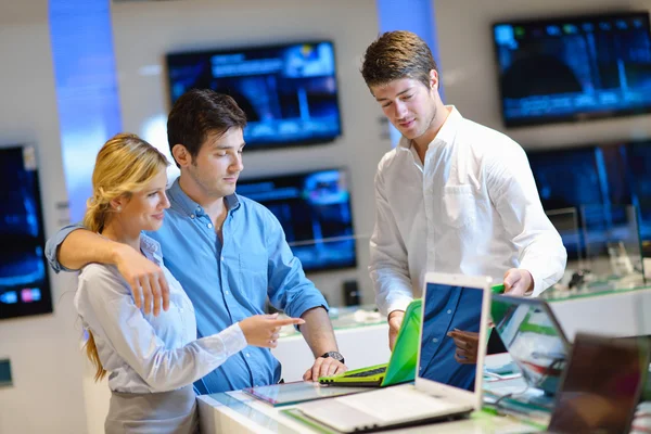 Jeune couple en magasin d'électronique grand public — Photo