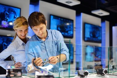 tüketici elektronik mağazasında genç Çift