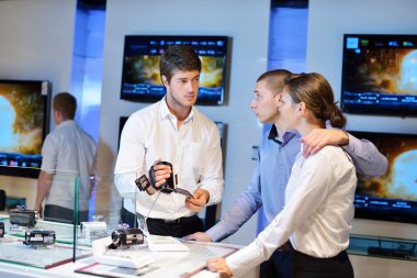 tüketici elektronik mağazasında genç Çift