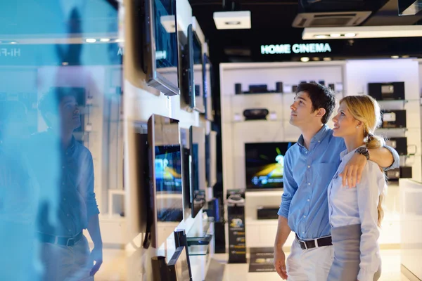 Pareja joven en tienda de electrónica de consumo — Foto de Stock