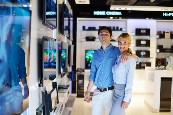 Coppia giovane in negozio di elettronica di consumo — Foto Stock