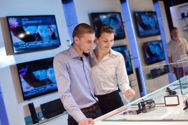 tüketici elektronik mağazasında genç Çift