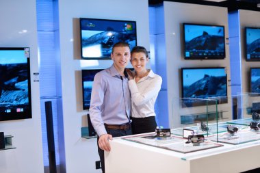 tüketici elektronik mağazasında genç Çift