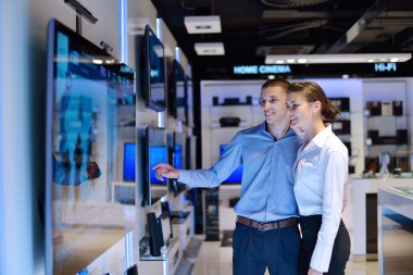 tüketici elektronik mağazasında genç Çift