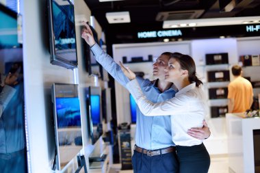 tüketici elektronik mağazasında genç Çift