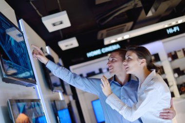 tüketici elektronik mağazasında genç Çift