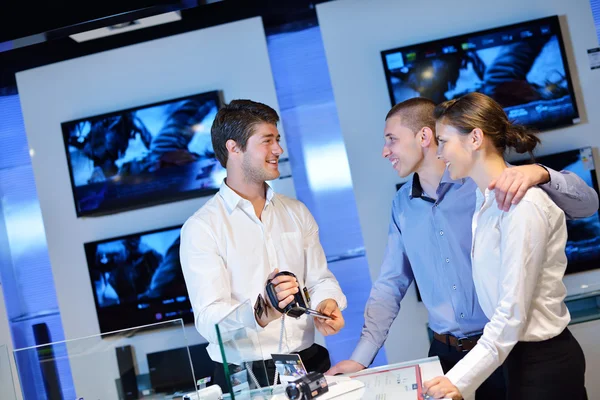 Jeune couple en magasin d'électronique grand public — Photo