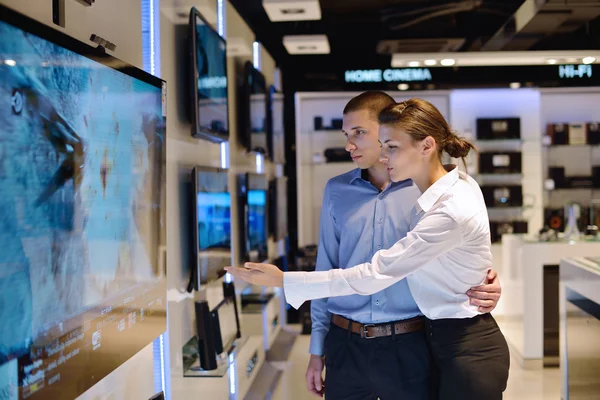 Young couple in consumer electronics store — Stock Photo, Image