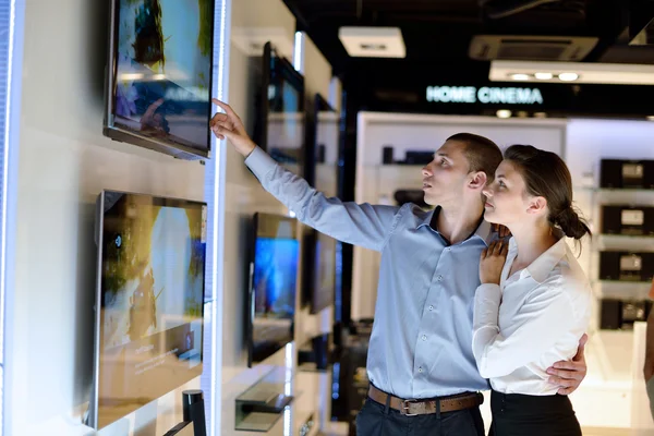 Jeune couple en magasin d'électronique grand public — Photo