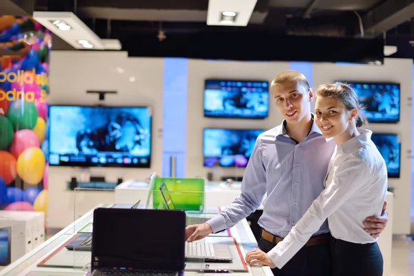 Junges Paar im Geschäft für Unterhaltungselektronik — Stockfoto