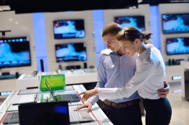 tüketici elektronik mağazasında genç Çift