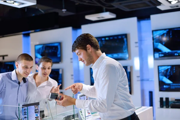 Pareja joven en tienda de electrónica de consumo — Foto de Stock