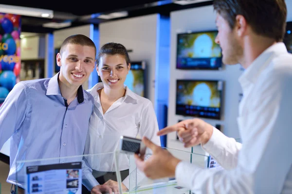 Jeune couple en magasin d'électronique grand public — Photo