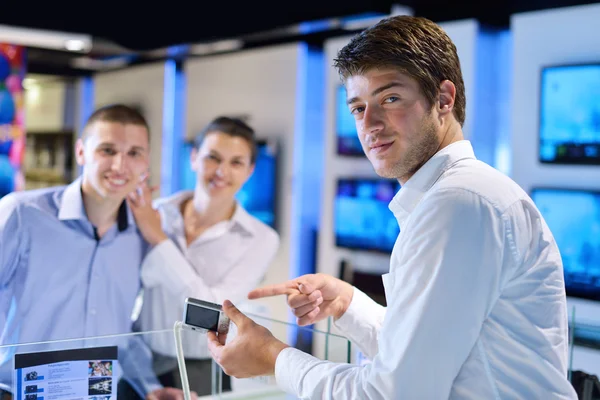 Junges Paar im Geschäft für Unterhaltungselektronik — Stockfoto