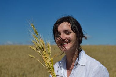 Yazın Buğday Tarlasında Genç Bir Kadın