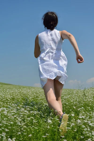 在绿色的原野中年轻快乐的女人 — 图库照片