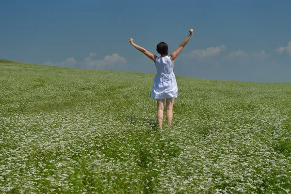 Gelukkig jongedame in groene veld — Stockfoto