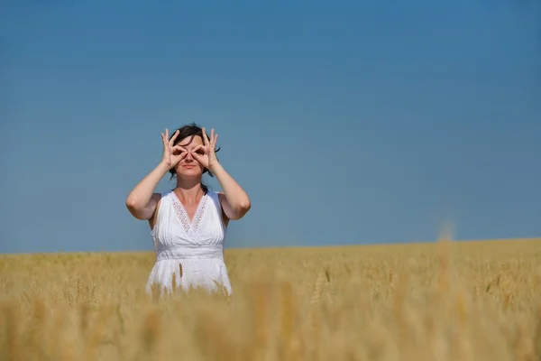 Mujer joven en el campo de trigo en verano — Foto de Stock