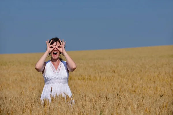 Yazın Buğday Tarlasında Genç Bir Kadın — Stok fotoğraf
