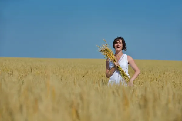 Young woman in wheat field at summer — Stock Photo, Image