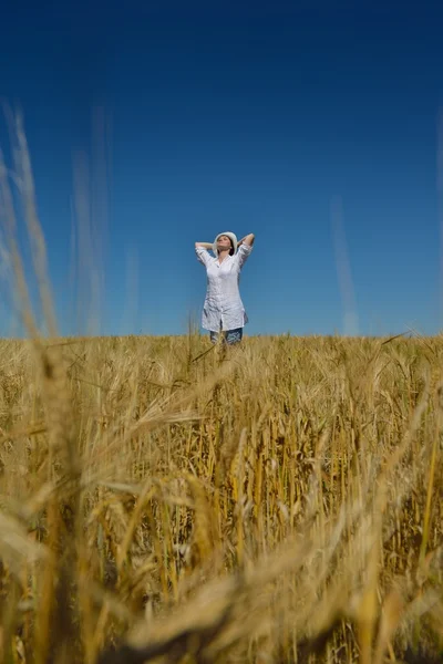 Молодая женщина в пшеничном поле летом — стоковое фото