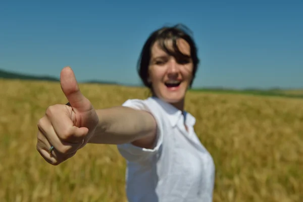 Jeune femme dans le champ de blé à l'été — Photo