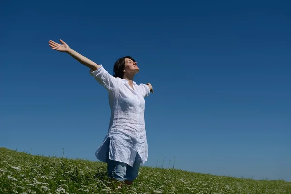 Giovane donna felice in campo verde — Foto Stock